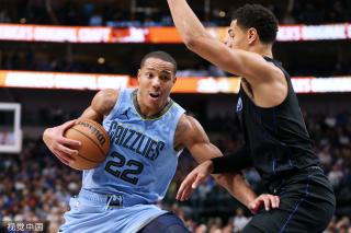 她吸引了众 她吸引了众